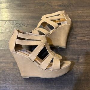 Women’s Tan Wedge Sandals - Lightweight Strappy Platform size 7
